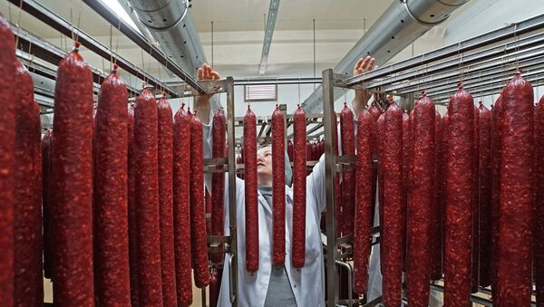 Производство колбасы, фото из архива - Sputnik Azərbaycan