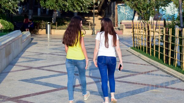 Девушки в парке, фото из архива - Sputnik Азербайджан