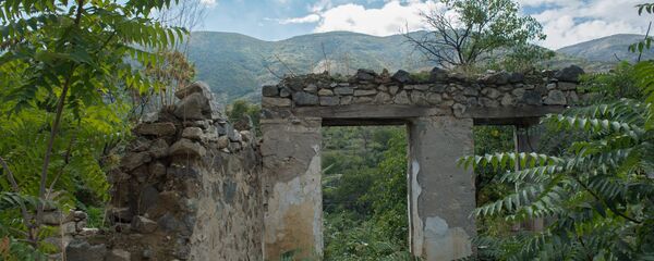 Руины здания в оккупированном Арменией городе Гадруте, фото из архива Руины здания в оккупированном Арменией городе Гадруте, фото из архива - Sputnik Азербайджан