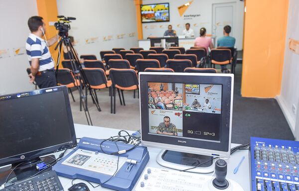 Видеомост Баку-Минск-Кишинев-Бишкек на тему Международный день блога глазами блогеров из СНГ Видеомост Баку-Минск-Кишинев-Бишкек на тему Международный день блога глазами блогеров из СНГ - Sputnik Азербайджан