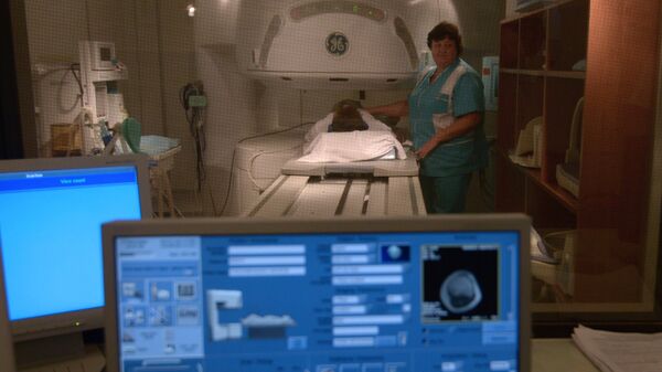 Медсестра проводит магнитно-резонансную томографию, фото из архива - Sputnik Azərbaycan