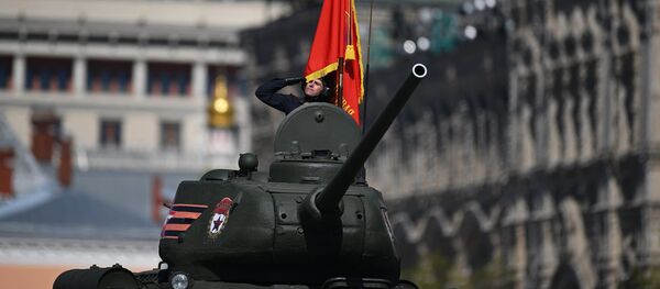 Средний танк Т-34-85 на генеральной репетиции военного парада в Москве, фото из архива Средний танк Т-34-85 на генеральной репетиции военного парада в Москве, фото из архива - Sputnik Азербайджан