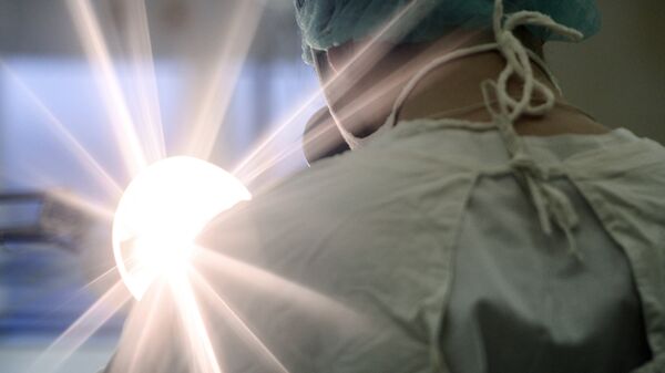 Хирург в операционной, фото из архива - Sputnik Азербайджан