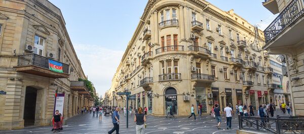 Горожане на одной из центральных улиц Баку Горожане на одной из центральных улиц Баку - Sputnik Азербайджан