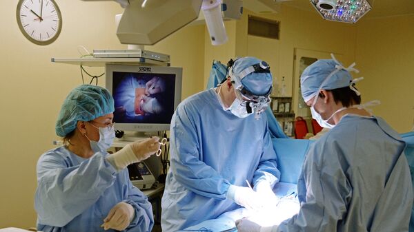 Хирурги в операционной, фото из архива - Sputnik Азербайджан