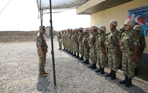 Руководство министерства обороны Азербайджана посетило воинскую часть в прифронтовой зоне - Sputnik Азербайджан