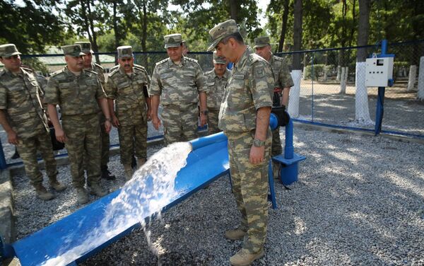 Руководство министерства обороны Азербайджана посетило воинскую часть в прифронтовой зоне - Sputnik Азербайджан