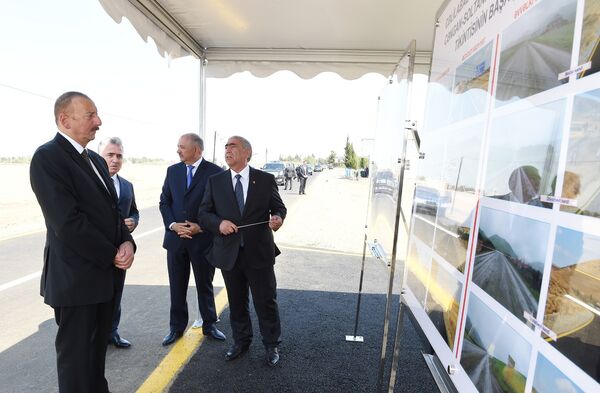 “Azəravtoyol” ASC-nin sədri Saleh Məmmədov prezident İlham Əliyevə yenidən qurulan Cəlilabad-Astanlı-Cəngan-Soltankənd avtomobil yolu barədə məlumat verir “Azəravtoyol” ASC-nin sədri Saleh Məmmədov prezident İlham Əliyevə yenidən qurulan Cəlilabad-Astanlı-Cəngan-Soltankənd avtomobil yolu barədə məlumat verir - Sputnik Azərbaycan