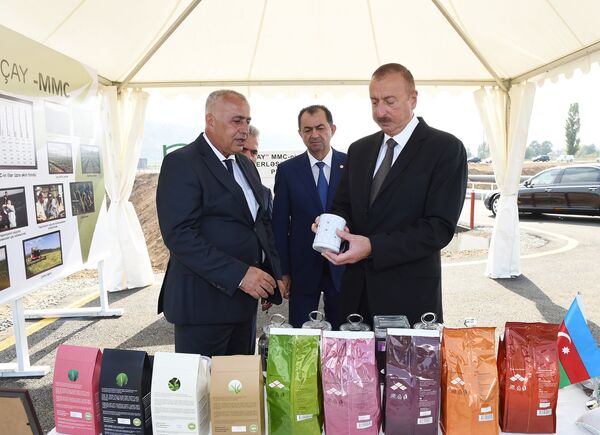Президент Азербайджана знакомится с готовой продукцией ООО Astara Çay Президент Азербайджана знакомится с готовой продукцией ООО Astara Çay - Sputnik Азербайджан