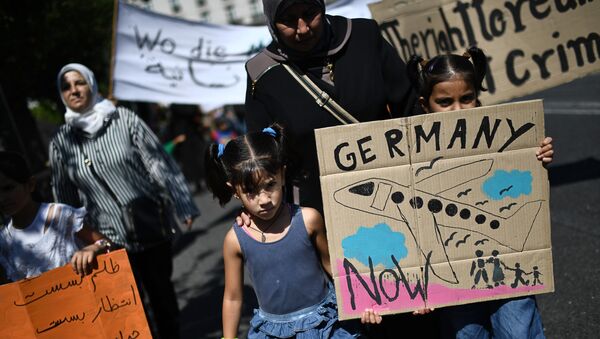 Люди протестуют против миграционной политики Берлина перед посольством Германии в Афинах, 2 августа 2017 года - Sputnik Азербайджан