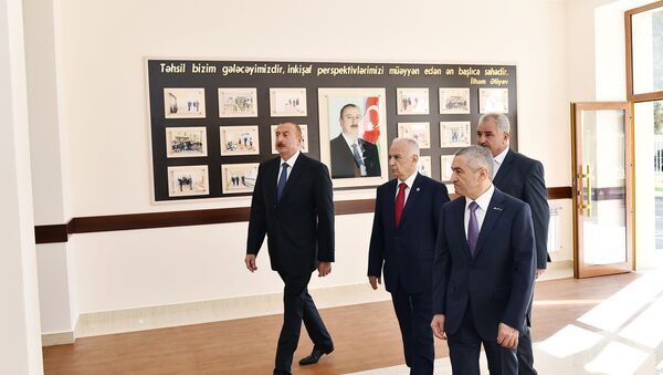 Президент Ильхам Алиев посетил школу номер 74 в Баку - Sputnik Азербайджан