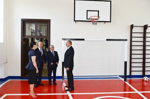 Президент Ильхам Алиев знакомится с условиями, созданными в школе-лицее номер 62, после капитального ремонта Президент Ильхам Алиев знакомится с условиями, созданными в школе-лицее номер 62, после капитального ремонта - Sputnik Азербайджан