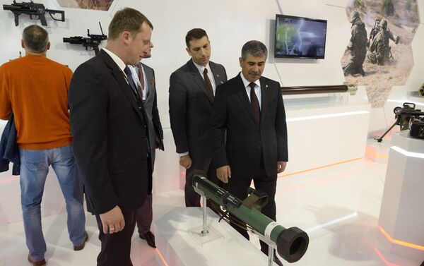 Министр обороны Азербайджана генерал-полковник Закир Гасанов принимает участие на международной выставке оборонной промышленности MSPO - 2017 - Sputnik Азербайджан