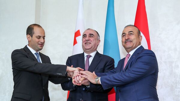 Министры иностранных дел Азербайджана, Турции (справа)  и Грузии (слева) - Sputnik Азербайджан