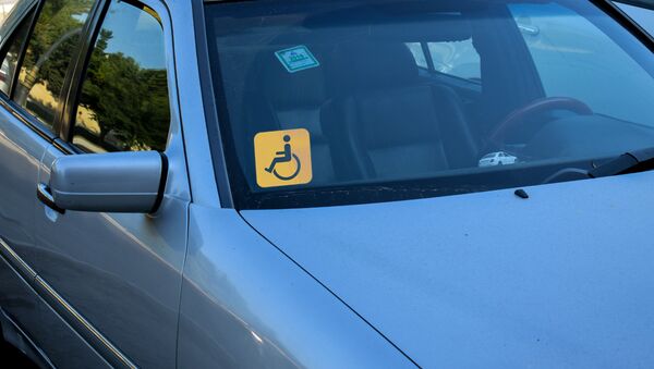 Наклейка Инвалид за рулем на лобовом стекле автомобиля, фото из архива - Sputnik Азербайджан