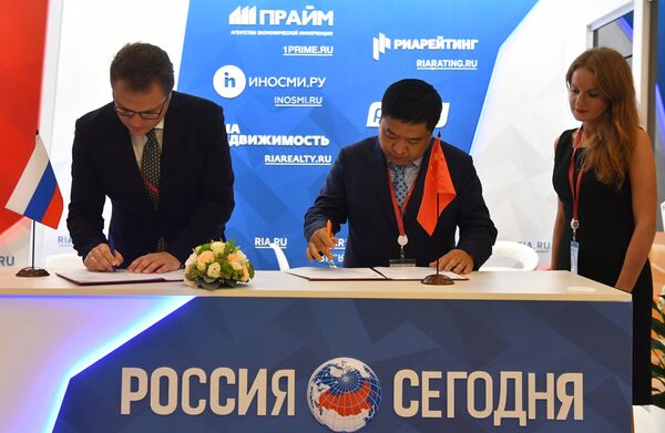 Первый заместитель главного редактора МИА Россия сегодня Олег Осипов (слева) и руководитель российского представительства компании Alibaba Culture Communication Сянцянь Ци на церемонии подписания соглашения о стратегическом международном сотрудничестве между Информационным агентством и радио Sputnik и Alibaba Culture Communication Первый заместитель главного редактора МИА Россия сегодня Олег Осипов (слева) и руководитель российского представительства компании Alibaba Culture Communication Сянцянь Ци на церемонии подписания соглашения о стратегическом международном сотрудничестве между Информационным агентством и радио Sputnik и Alibaba Culture Communication - Sputnik Азербайджан