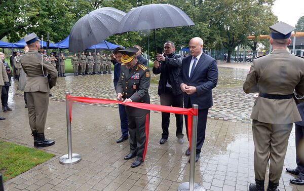Министр обороны Азербайджана принял участие в открытии воздвигнутого в Варшаве монумента в память о военных деятелей периода АДР - Sputnik Азербайджан