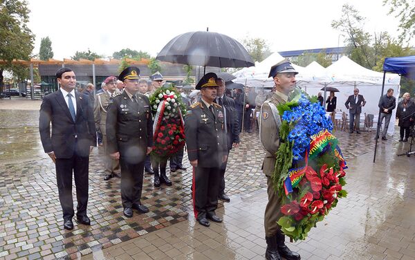 Министр обороны Азербайджана принял участие в открытии воздвигнутого в Варшаве монумента в память о военных деятелей периода АДР - Sputnik Азербайджан