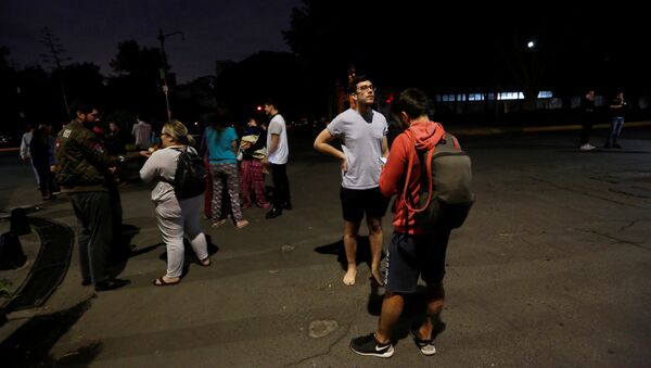 Люди собираются на улице после землетрясения в Мехико, Мексика, 7 сентября 2017 года - Sputnik Азербайджан