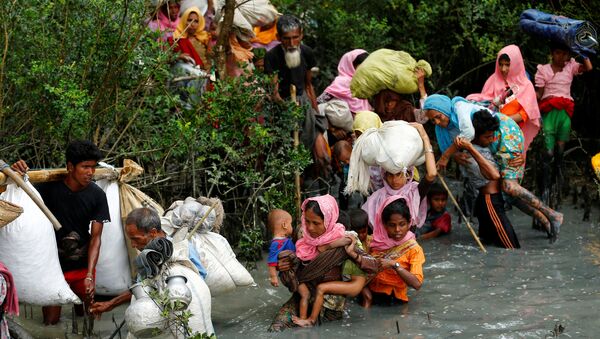 Беженцы рохинджа пересекают реку Наф - Sputnik Azərbaycan
