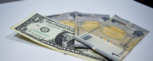 Денежные купюры Азербайджана и США Денежные купюры Азербайджана и США - Sputnik Азербайджан