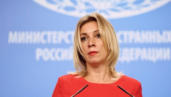 Официальный представитель министерства иностранных дел России Мария Захарова во время брифинга в Москве - Sputnik Azərbaycan