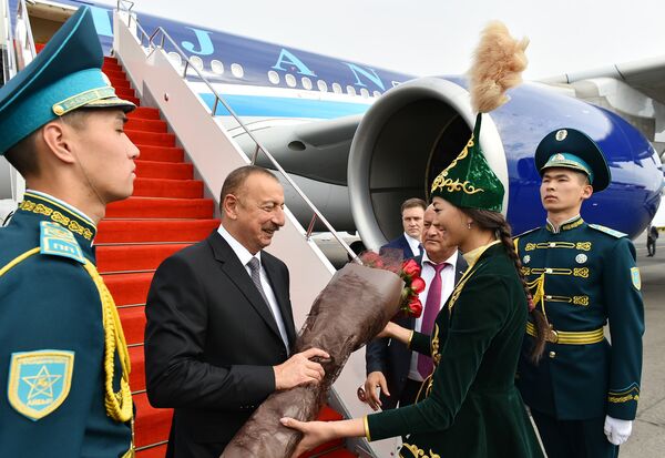 Президент Азербайджана Ильхам Алиев прибыл с рабочим визитом в Казахстан Президент Азербайджана Ильхам Алиев прибыл с рабочим визитом в Казахстан - Sputnik Азербайджан