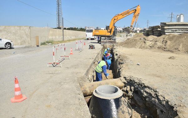 Работы в рамках строительства канализационных коллекторов - Sputnik Азербайджан