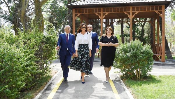 Первый вице-президент Азербайджана Мехрибан Алиева ознакомилась с условиями, созданными в капитально отремонтированном и реконструированном детском саду-яслях - Sputnik Азербайджан