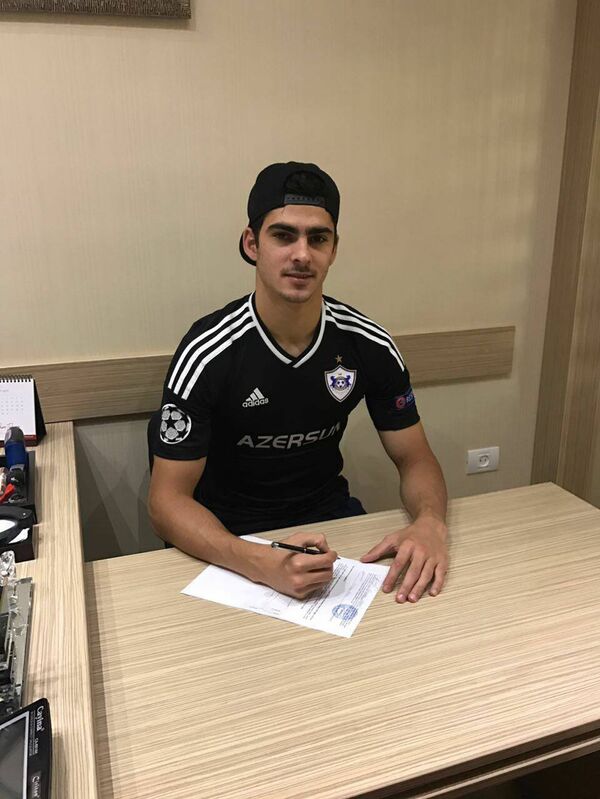 Форвард азербайджанского Карабаха Рамиль Шейдаев Форвард азербайджанского Карабаха Рамиль Шейдаев - Sputnik Азербайджан