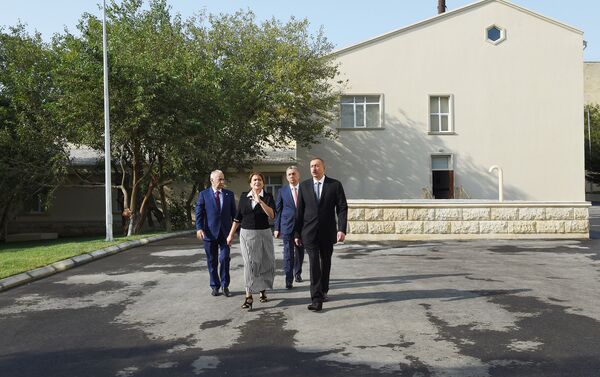Ильхам Алиев ознакомился с условиями, созданными после капитальной реконструкции в школе номер 239 Сабаильского района - Sputnik Азербайджан
