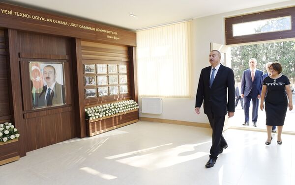 Ильхам Алиев ознакомился с условиями, созданными в здании школы номер 162 - Sputnik Азербайджан