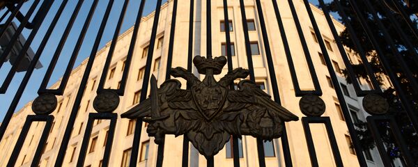 Герб на ограде здания министерства обороны РФ на Арбатской площади в Москве, фото из архива - Sputnik Азербайджан