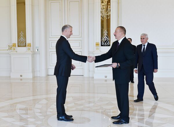 Президент Ильхам Алиев принял верительные грамоты руководителя представительства Европейского Союза в Азербайджане Президент Ильхам Алиев принял верительные грамоты руководителя представительства Европейского Союза в Азербайджане - Sputnik Азербайджан