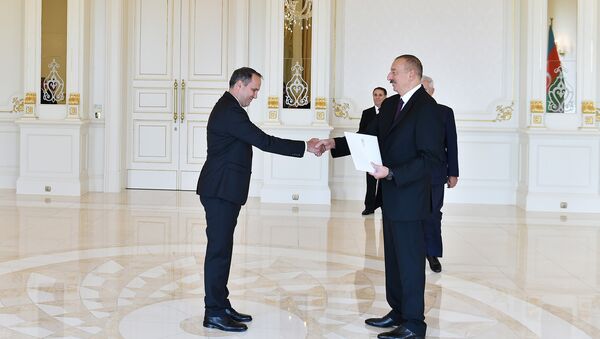 Президент Ильхам Алиев принял верительные грамоты новоназначенного посла Венгрии в Азербайджане - Sputnik Азербайджан