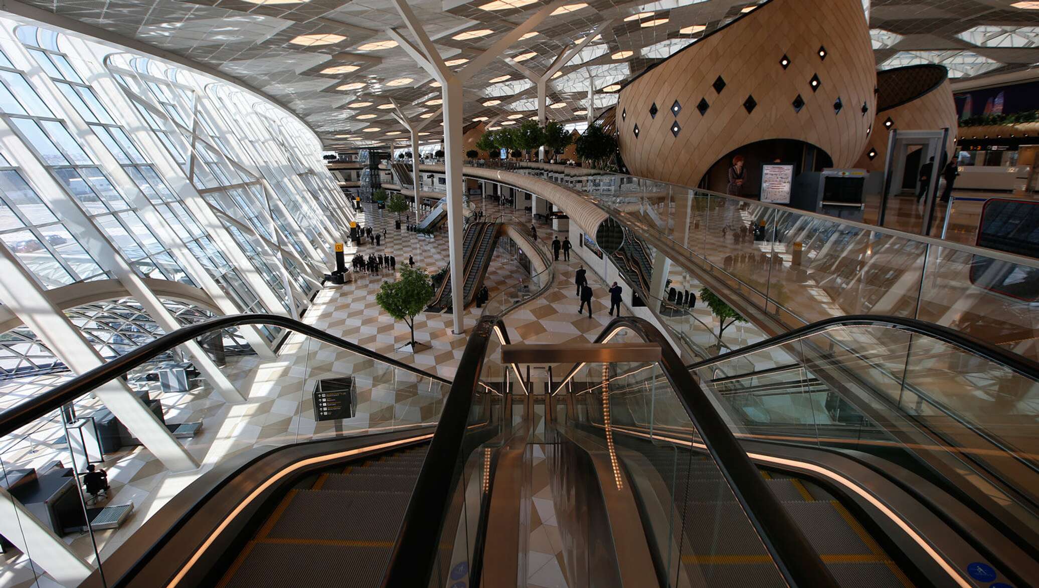 Baku airport. Бакинский Международный аэропорт Гейдар Алиев. Аэропорт Гейдар Алиев Баку. Аэропорт Гейдар Алиев, Баку, Азербайджан. Аэропорт Гейдар Алиев терминал 1.