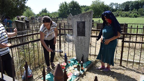 Жители Гахского района выполняют традиционный поминальный обряд на могиле предков - Sputnik Азербайджан