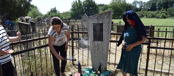 Жители Гахского района выполняют традиционный поминальный обряд на могиле предков Жители Гахского района выполняют традиционный поминальный обряд на могиле предков - Sputnik Азербайджан