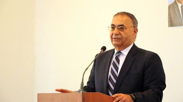 Кямал Абдулла: патриотизм не связан со знанием родного языка Кямал Абдулла: патриотизм не связан со знанием родного языка - Sputnik Азербайджан