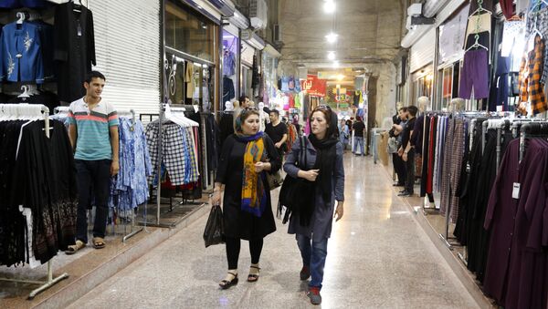 Торговые ряды в Большом базаре Тегерана, 11 июля 2016 года - Sputnik Азербайджан