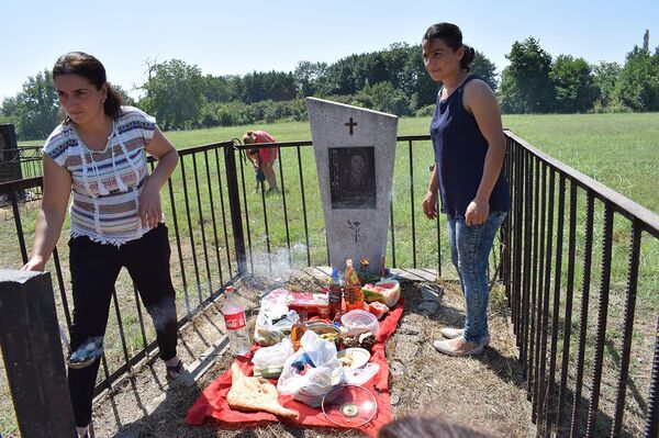 Ингилойцы-христиане верят, что человек после смерти попадает в другой мир и продолжает там жить Ингилойцы-христиане верят, что человек после смерти попадает в другой мир и продолжает там жить - Sputnik Азербайджан