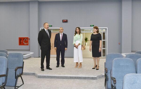 Президент Ильхам Алиев на церемонии открытия нового здания школы-лицея номер 20 в Баку - Sputnik Азербайджан