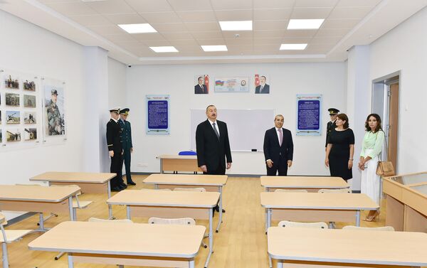 Президент Ильхам Алиев на церемонии открытия нового здания школы-лицея номер 20 в Баку - Sputnik Азербайджан