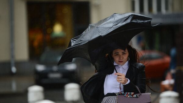 Девушка с зонтом, архивное фото - Sputnik Азербайджан