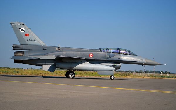 Самолеты F-16 ВВС Турции, участвующие в учениях “TurAz Qartalı-2017”, прибыли в Азербайджан Самолеты F-16 ВВС Турции, участвующие в учениях “TurAz Qartalı-2017”, прибыли в Азербайджан - Sputnik Азербайджан