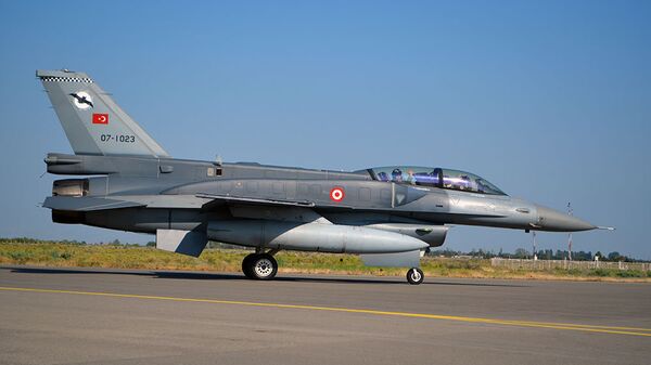 Самолеты F-16 ВВС Турции, участвующие в учениях “TurAz Qartalı-2017”, прибыли в Азербайджан - Sputnik Азербайджан