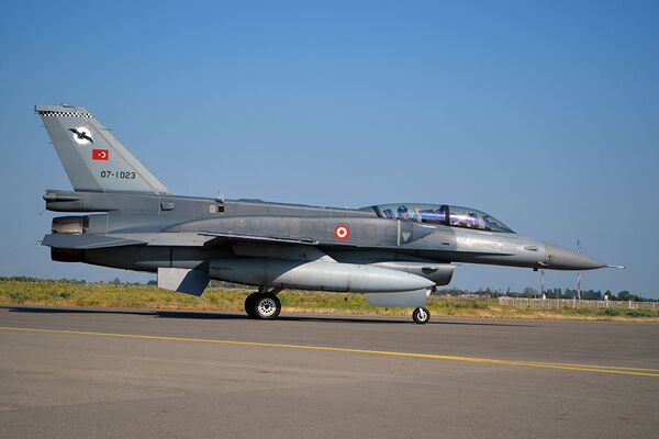 Самолеты F-16 ВВС Турции, участвующие в учениях “TurAz Qartalı-2017”, прибыли в Азербайджан - Sputnik Азербайджан