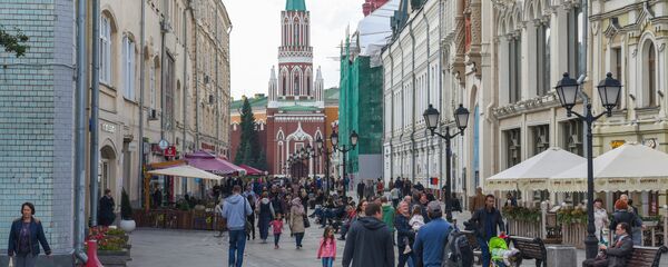 Горожане на одной из центральных улиц Москвы Горожане на одной из центральных улиц Москвы - Sputnik Азербайджан