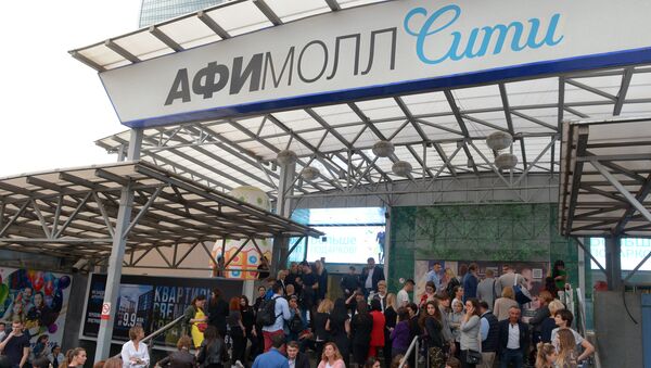 Посетители у торгово-развлекательного комплекса Афимолл Сити в Москве - Sputnik Азербайджан