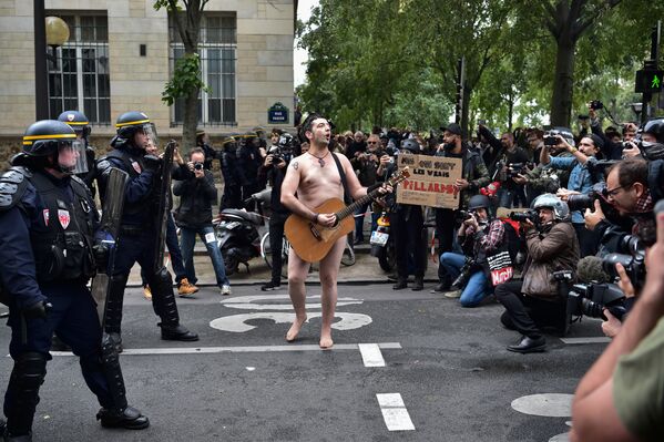 Один из участников акции протеста в Париже против внесения поправок в Трудовой кодекс Франции - Sputnik Azərbaycan